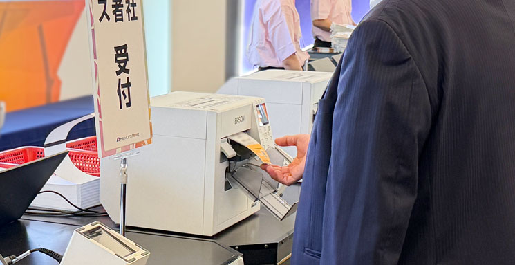 展示会当日の商談・受注風景