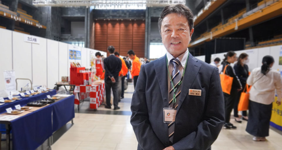 入場受付口に立つフード・デリ村松様の写真