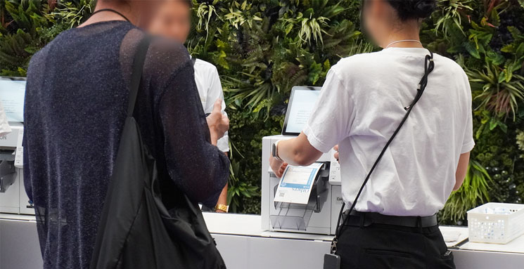 JJFの会場入口でプリンターから入場証（かみのぱす）が印刷されている風景