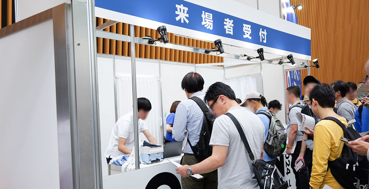 OTOTEN2024の会場入口で来場者が2次元コードを表示して受付をしている風景