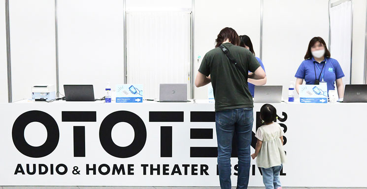 OTOTEN2024の退場受付のスタッフ2名の写真
