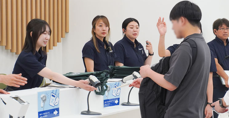 第22回タカショーガーデン＆エクステリアフェア2025の受付で来場者が事前に印刷した入場証をスキャナにかざしている写真